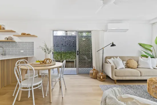 RENOVATED GROUND-FLOOR APARTMENT WITH HUGE COURTYARD & SIDE BY SIDE PARKING