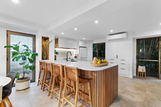 Sunset Views, Fresh Renovation & Walk to Noosa Village