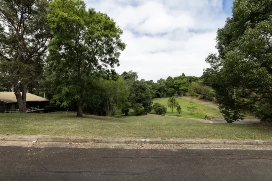 Private, Leafy 1,860m2 Allotment + Ideal Locale