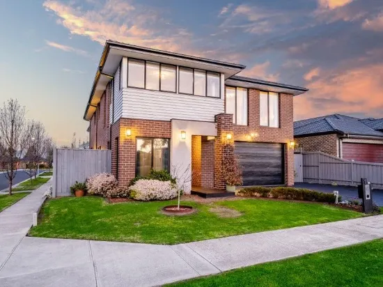 PARKLAND-FACING MASTERPIECE SURROUNDED BY AMENITIES - MOVE IN, UNPACK & RELAX!