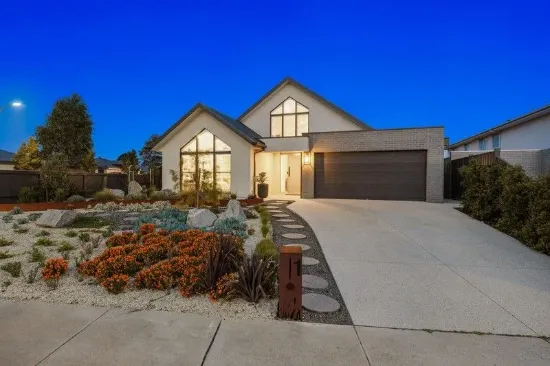 **VENDORS HAVE BOOKED 1 WAY TICKETS TO WA** PREMIER TRADITIONAL DREAM HOME WITH ALL OF THE BELLS & WHISTLES!