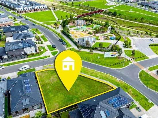 **SIDE ACCESS POTENTIAL & NO EASEMENTS** TITLED BUILDING BLOCK IN EDGEBROOK WITH EXPANSIVE PARKLAND ASPECT!