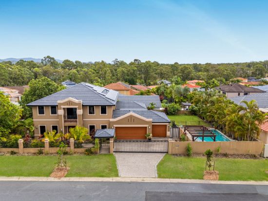 LARGE CLARENDON RESIDENCE - BRING THE WHOLE FAMILY!