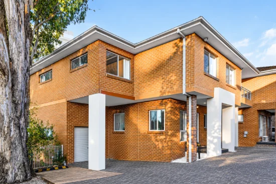 4 BEDROOM TOWN HOUSE + 5 MINUTES WALK TO STATION AND SHOPS.