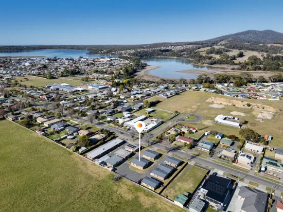 Sunny 3-Bedroom Unit with Stunning Views