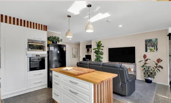 Spacious, Modern, Close to Town