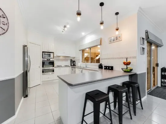 **VENDOR SAYS SELL** CHARMING FAMILY ENTERTAINER SET ON OVER 800M2 - PARKING SPACE GALORE PLUS SWIMMING POOL!