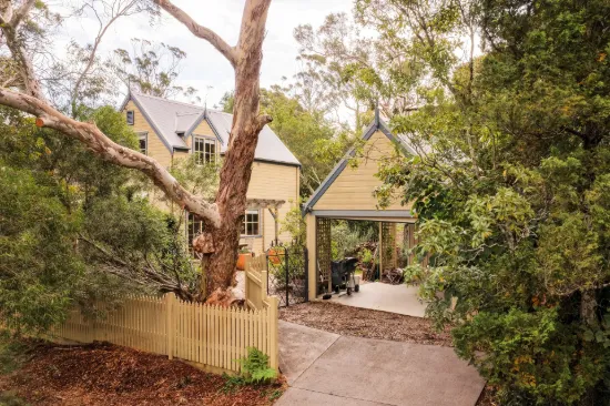 Delightful Three-Bedroom Cottage in Sought-After Location