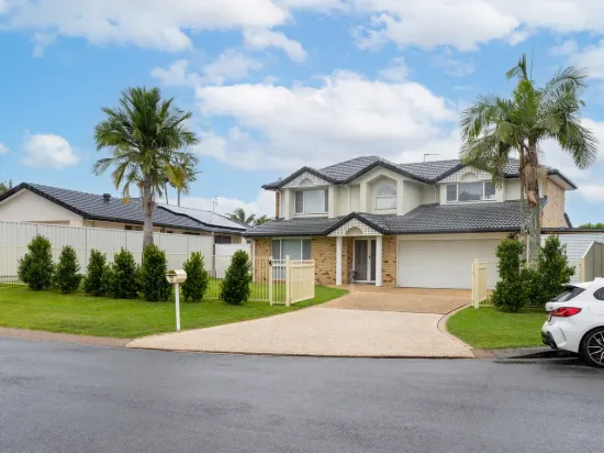 SPACIOUS FAMILY HOME IN MONTEREY KEYS