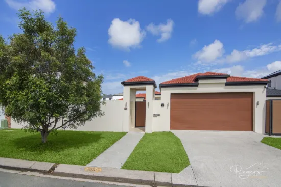 Experience Luxury, Space, and Endless Possibilities at 10 Renate Way, Benowa Waters