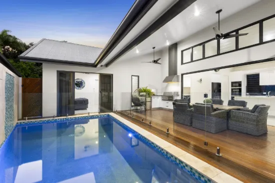 Premium Oceans Edge home, stroll to the beach