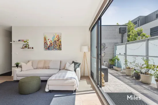 Light-Filled Sophistication, Coveted Ivanhoe Convenience