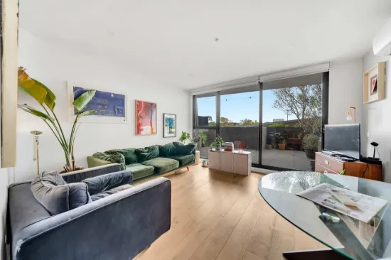 Stylish Urban Retreat with Oversized Balcony in the Heart of Thornbury