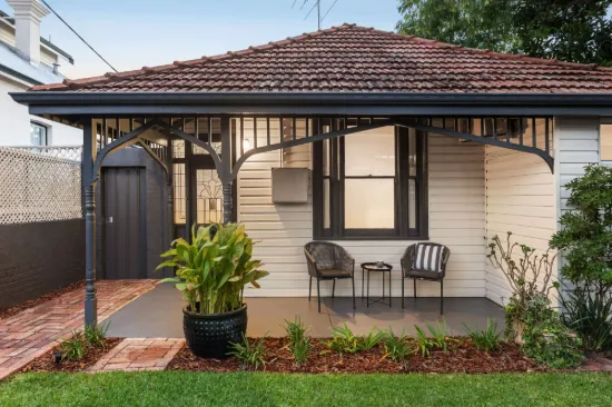 Private Character Cottage Living with Garden Entertaining