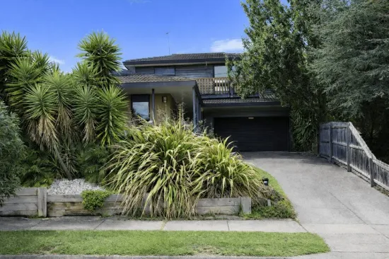 Spacious Five-Bedroom Family Living on a Large 724sqm Block