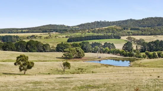 80’s Architecture on 40.98 Ha (101 Acres)