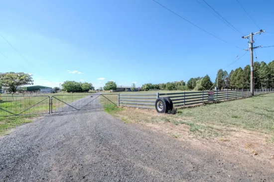 Room to Roam - 25 Acre Family Farmlet Minutes from Town!
