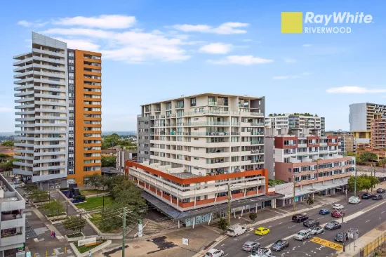 Spacious & Modern Apartment Moments to Westfield and Train Stations