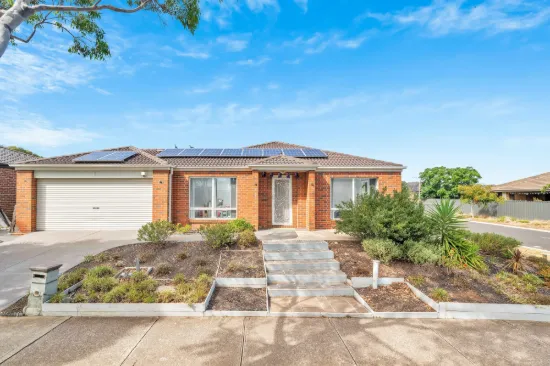 Family Home with Multiple Living Areas !! Near Manor Lakes P12 College !!