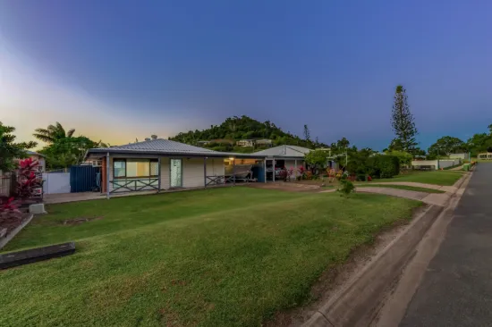 Freestanding Villa with Private Driveway in Convenient Location
