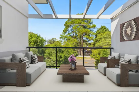 Oversized 2-Bed Apartment – Easy City Commute & Walk to Local Dining & Entertainment