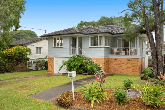 Quiet Family Living on 602sqm Block - Walk to Kenrose St Village