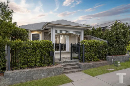Refined Simplicity in a Growing Community