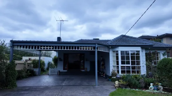 Family-Friendly 726sqm with Beautiful Gardens  11 Esther Street, Templestowe Lower