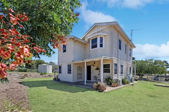 Horses graze, the Chooks are pampered, and your Family is inspired at this Ultimate TWO ACRE Retreat.