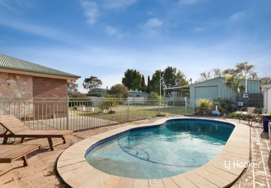 Exceptional Family Entertainer on 1,431 sqm with huge shed & pool in Court Locat