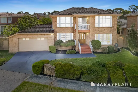 Grand five bedder with views in a quiet elevated court