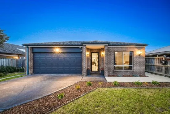 SECLUDED COURT STYLE SETTING NESTLED ON SOME 589M2 - POPULAR CASCADES ON CLYDE LOCALE!