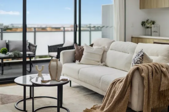 Light-Filled Penthouse Offering Stunning Views of the City and Botany Bay
