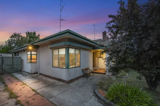 Charming Art Deco Influence in a Prime Lake Wendouree Location