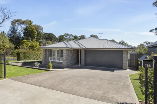 SPACIOUS CONTEMPORARY HOME WITH GARDEN HAVEN TO REAR