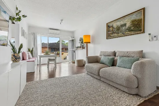 STYLISH, LIGHT-FILLED  FULL BRICK UNIT, ULTRA-CONVENIENT LIFESTYLE
