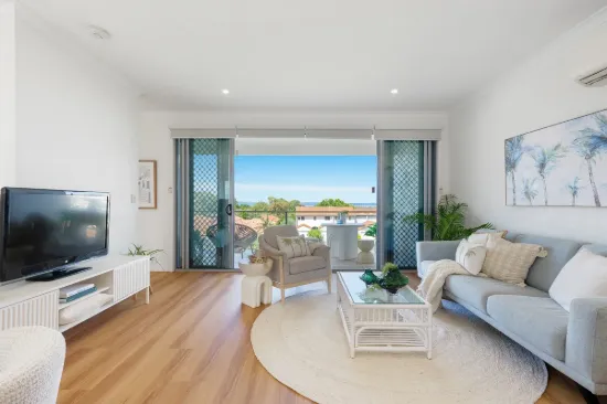 BOUTIQUE COASTAL LIVING WITH BAY VIEWS