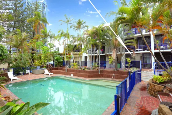 Ground Floor Overlooking The Pool