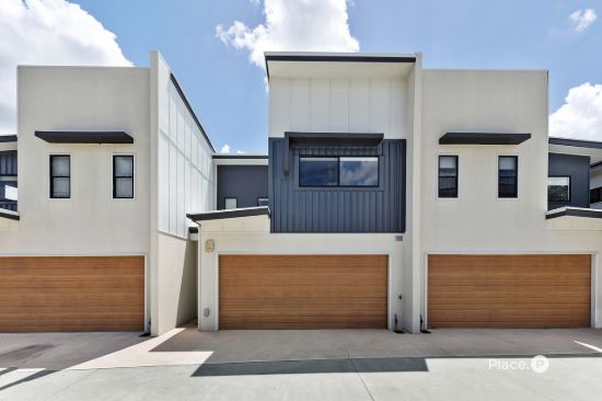 Modern Town Home Offering Perfect Locality!