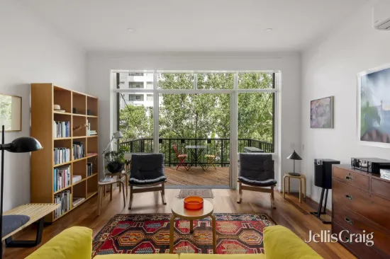 Large, light & stylish city-edge balcony oasis