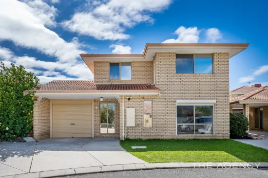 LARGE TOWNHOUSE WITH A FUNCTIONAL LAYOUT!
