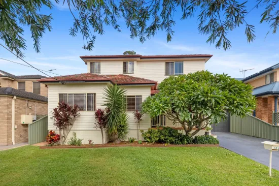 EXPANSIVE FAMILY RETREAT IN PEACEFUL POCKET