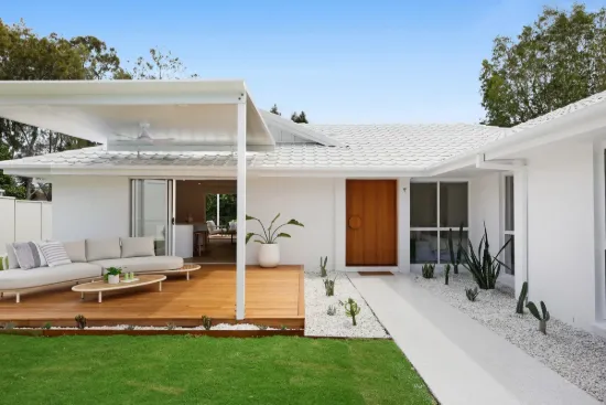 Renovated Family Home Overlooking the Lake and Parklands