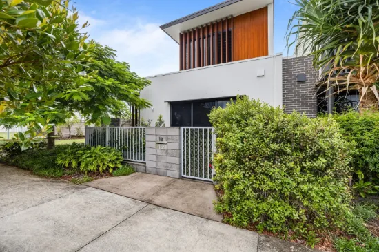 FREESTANDING LIVING WITH NO BODY CORPORATE IN PRIME PELICAN WATERS POSITION