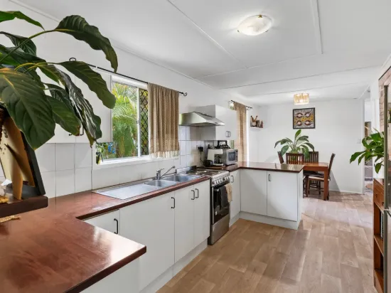 COMFORTABLE REDLAND BAY LIVING IN A QUIET POCKET