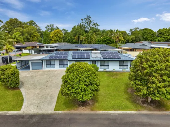 POOLSIDE ENTERTAINING IN PRIME CARRARA LOCATION!