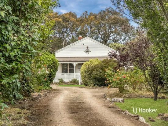 A Rare 2103 sqm Opportunity: Renovate, Rebuild or Reimagine