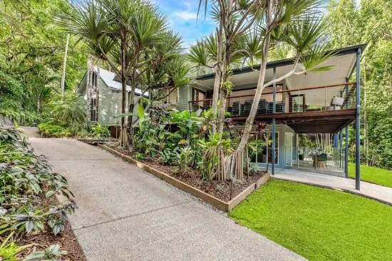 Contemporary Queenslander with Dual Living Amidst Lush Rainforest