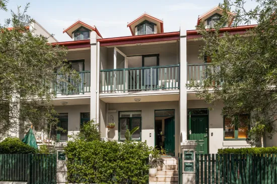 Large Modern Townhouse in Convenient Setting