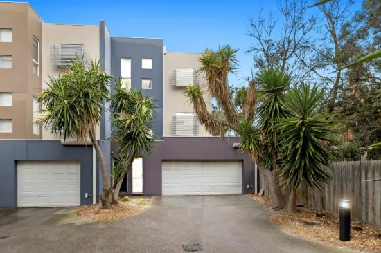 Coastal Townhouse Living Opposite Seaford Beach with Creek Outlook